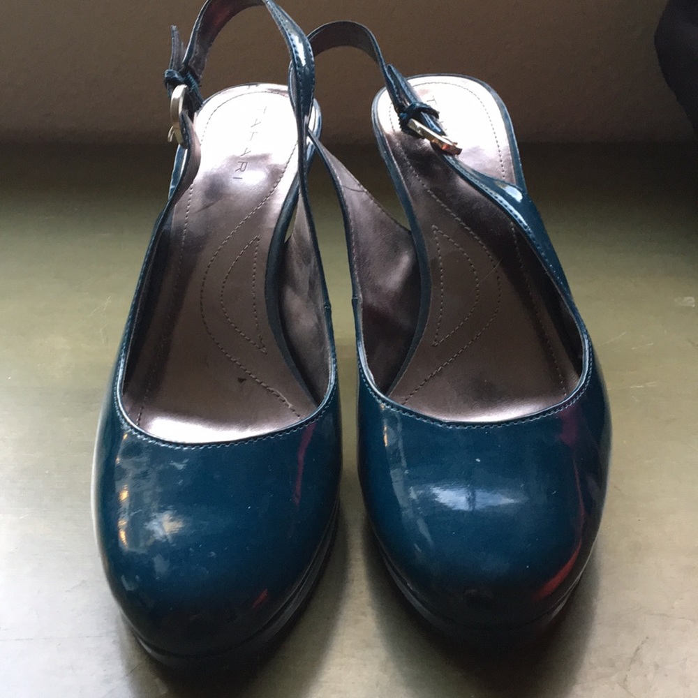 Tahairi, size 9, teal, patent, sling back heels.